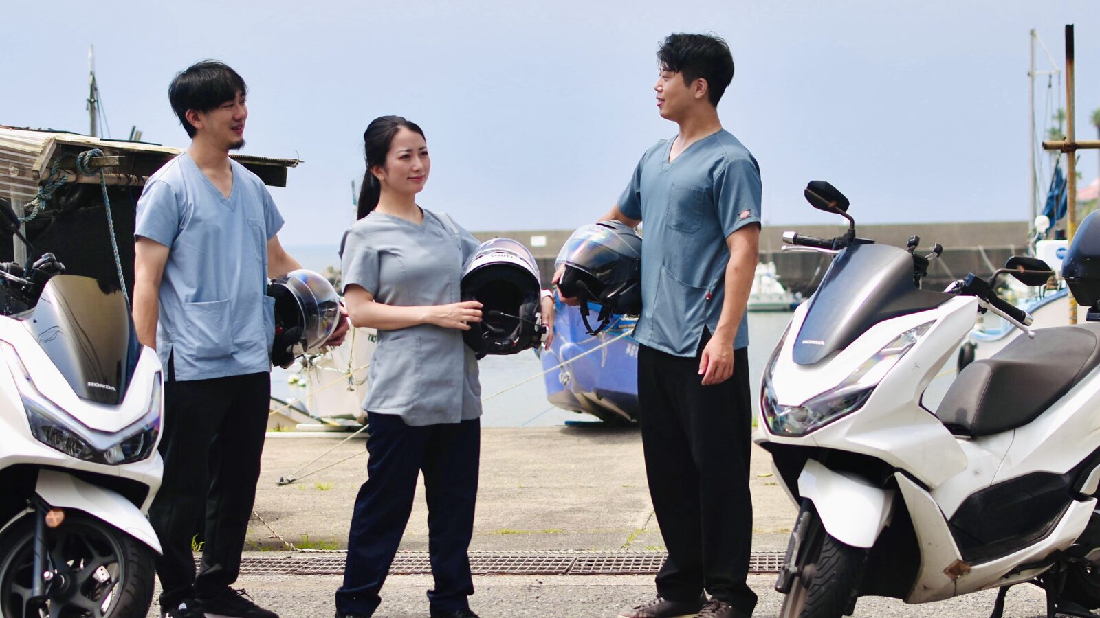 漁港でバイク訪問の準備をするそわか逗子の看護師たち