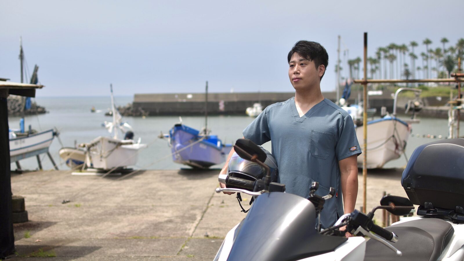逗子の漁港で海を見つめるそわか逗子の看護師